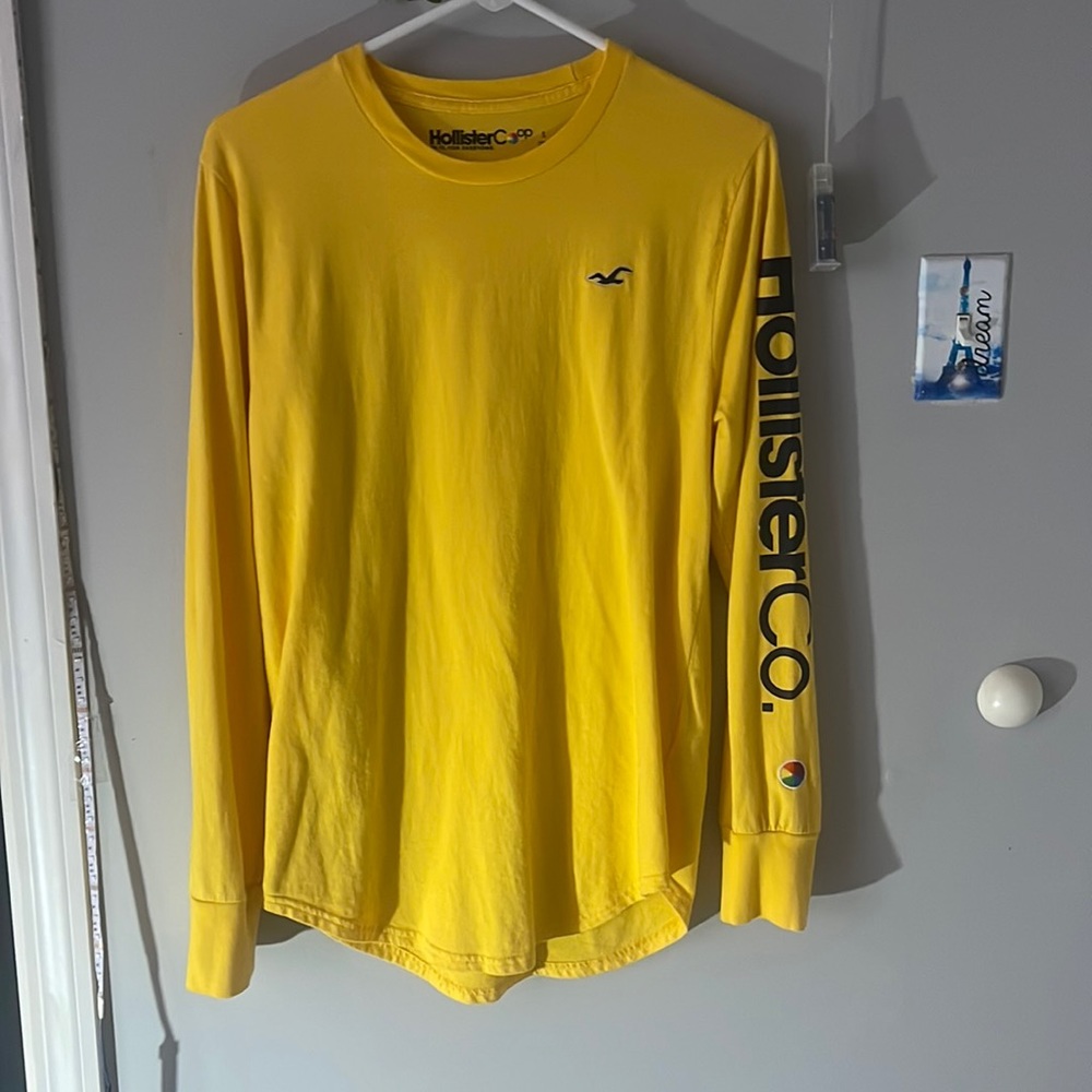 hollister brand , size small, yellow color